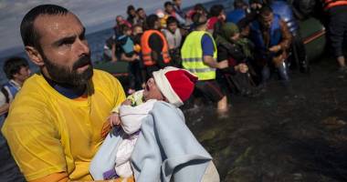 Imagini șocante. Zeci de copii de refugiați, scoși pe jumătate morți din apele mării - 12