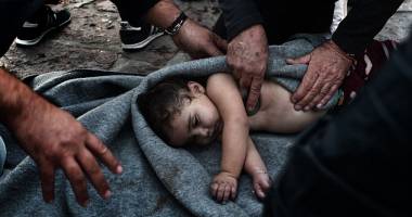 Imagini șocante. Zeci de copii de refugiați, scoși pe jumătate morți din apele mării - 6