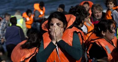 Imagini șocante. Zeci de copii de refugiați, scoși pe jumătate morți din apele mării - 3
