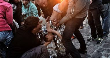Imagini șocante. Zeci de copii de refugiați, scoși pe jumătate morți din apele mării - 9