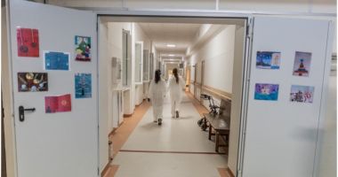 Stire din Actualitate : Unui copil i s-a refuzat operația pe inimă din cauza părinților nevaccinaţi