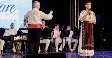 Stire din Cultură-Educație : Regal al cântecului, dansului și portului popular românesc, la Teatrul de Vară Soveja