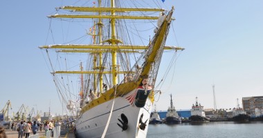 Stire din Social : Regata Mării Negre. Velierele defilează după-amiază pe coasta Constanței și în stațiunea Mamaia