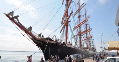 Stire din Eveniment : GALERIE FOTO / S-a încheiat Regata, velierele au ridicat ancora