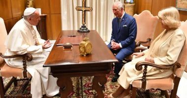 Stire din Actualitate : Regele Charles al III-lea şi Regina Camilla s-au întâlnit cu Papa Francisc