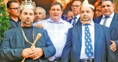 Stire din Eveniment : „Regele romilor”, Daniel Cioabă, anchetat după logodna fiului său de 16 ani cu o minoră de 14 ani