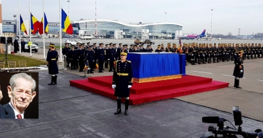 Stire din Eveniment : Regele Mihai a revenit în țară!  Trei zile de doliu național