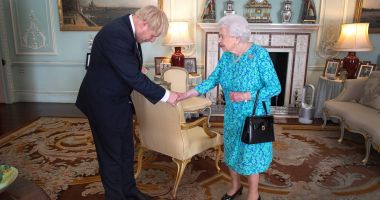 Stire din Actualitate : Regina Elisabeta şi Boris Johnson s-au întâlnit fizic pentru prima oară de la instituirea restricţiilor anti-COVID-19