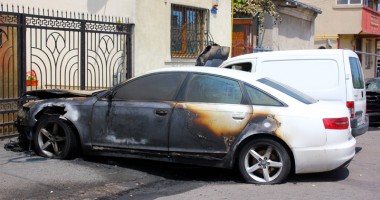 Stire din Eveniment : Galerie FOTO. Reglare de conturi în stil mafiot? Patru mașini mistuite de foc, în Constanța