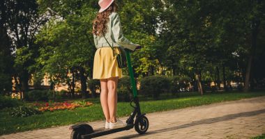 Stire din Social : Reguli noi pentru cei care merg cu trotinetele electrice. Codul Rutier modificat