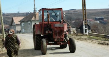 Stire din Eveniment : UPDATE O persoană a murit într-un accident rutier dintre un autoturism și un tractor, în județul Constanța