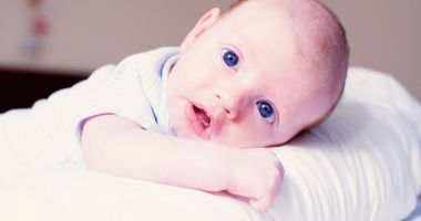 Nu confundați regurgitarea cu vărsăturile bebelușului