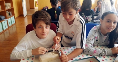 Stire din Cultură-Educație : Reînvie bibliotecile școlare rurale. Elevi care au prins gustul lecturilor și al lecțiilor interactive