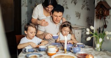 Românii muncesc prea mult și neglijează relațiile cu cei de acasă