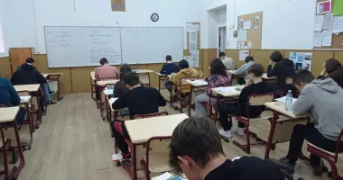 Stire din Cultură-Educație : Începe o lună de cursuri, întreruptă de simulările examenelor naționale