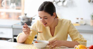Stire din Sănătate : Supa caldă calmează gâtul iritat și ajută la reducerea durerii