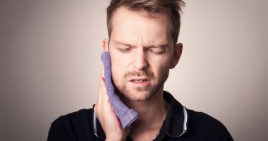 Stire din Sănătate : Gheața va reduce inflamația, dar și durerile de dinţi