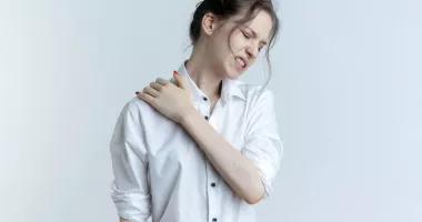 Scăpați de durerea de umăr cu remedii naturale și exerciții simple