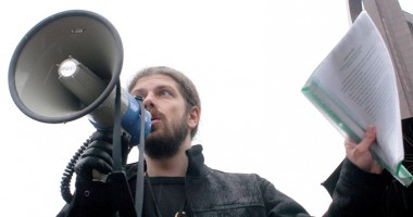 Stire din Politică-Administrație : Ieri, cățărat pe buldozere, azi în cârca lui Mazăre