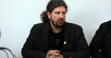 Stire din Politică-Administrație : Parlamentarii au tăiat bani de la Culte  și i-au dat la Cercetare