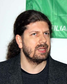 Stire din Politică-Administrație : "Mă consider homosexual, în egală măsură cu a mă considera femeie"