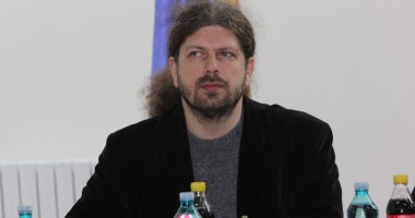 Stire din Politică-Administrație : Remus Cernea va iniția o lege privind câinii comunitari