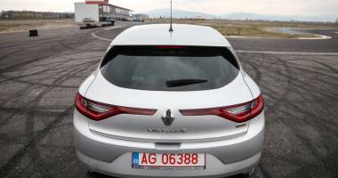 Renault Megane a ajuns la cea de-a 4-a generație! Modelul oferă în premieră sistemul 4Control - 6