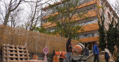 Stire din Social : Cu lecții din vară, de la turiști, și încasări modeste, hotelierii s-au apucat de renovări