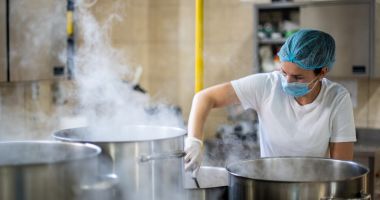 Stire din Social : Renumitul bucătar Adi Hădean a deschis o cantină socială la Constanţa