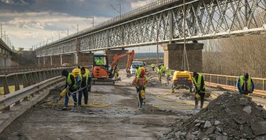 Stire din Eveniment : Se lucrează intens la repararea podului de la Cernavodă! „Nu mai vrem gropi!”