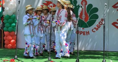 Pasiunea pentru tradiția populară nu are vârstă. Patru ansambluri folclorice din Hârşova au strălucit la festivalul din Bulgaria - 5