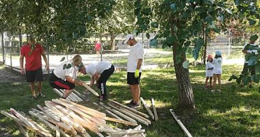 Stire din Social : Copacii din parcul de la Gară, îngrijiți  în cadrul campaniei "Trees need people. Constanta Restart"