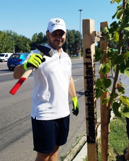 Copacii din parcul de la Gară, îngrijiți  în cadrul campaniei "Trees need people. Constanta Restart" - 3