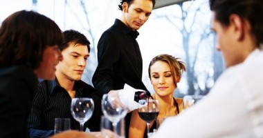 Stire din Economie : ANAT propune trecerea bacșișului pe nota de plată la restaurant