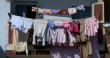 Stire din Social : Restricţii severe adoptate într-un oraș din România. Rufele și aparatele de aer condiționat vor fi interzise pe balcoane
