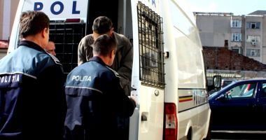 Stire din Eveniment : Reținuți după ce au tâlhărit o femeie, pentru… 12 lei