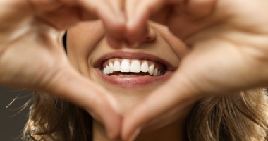 Ce simptome apar când gingiile încep să se retragă