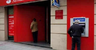 Stire din Actualitate : Spaniolii  își retrag  banii din bănci