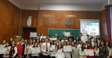 Stire din Cultură-Educație : "Reuniune de familie", la Colegiul Național "Mircea cel Bătrân"