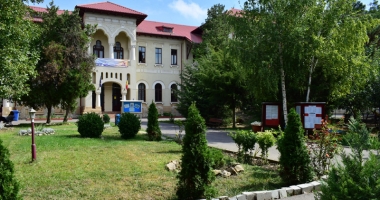 Stire din Cultură-Educație : Elevii Colegiului Pedagogic  se reîntâlnesc  după 20 de ani