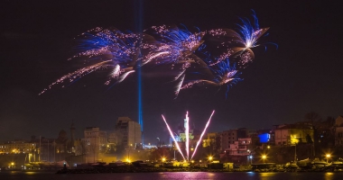 Stire din Politică-Administrație : Revelionul din Piața Ovidiu. Focul de artificii și concertul au depășit toate așteptările
