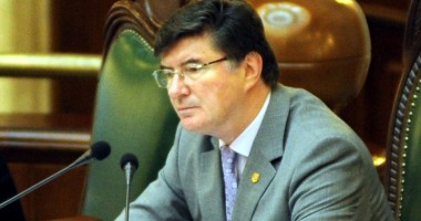 Stire din Politică-Administrație : Întrunirea Comisiei pentru revizuirea Constituției, amânată pentru 3 februarie