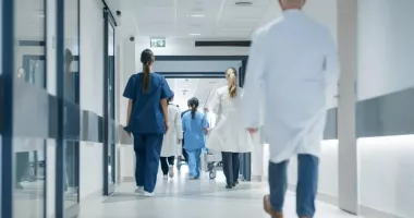 Stire din Social : Motivul pentru care pleacă medicii rezidenți din țară. Concluziile unui studiu recent