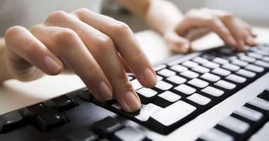 Stire din Cultură-Educație : Culmea prostiei: au încercat să copieze la… calculator