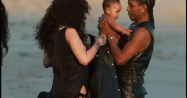 Stire din Actualitate : Rihanna își arată pentru prima oară copilul, după ce luni de zile a fost extrem de discretă în privința lu