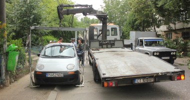 Stire din Eveniment : Reclamații la Poliția Locală privind rablele de pe trotuare