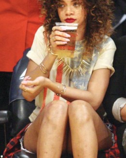 Rihanna, vânătă și obosită - 1