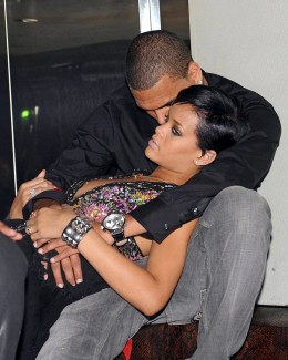 Stire din Monden : Rihanna: "Încă îl iubesc pe Chris Brown"