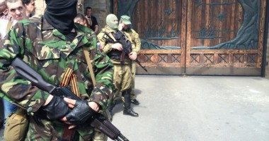 Stire din Actualitate : Alegeri Ucraina / Casa lui Rinat Ahmetov, luată cu asalt de militanți pro-ruși înarmați