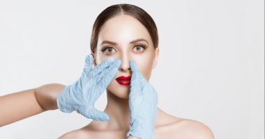 Stire din Sănătate : Rinoplastia corectează aspectul nasului sau anumite asimetrii
